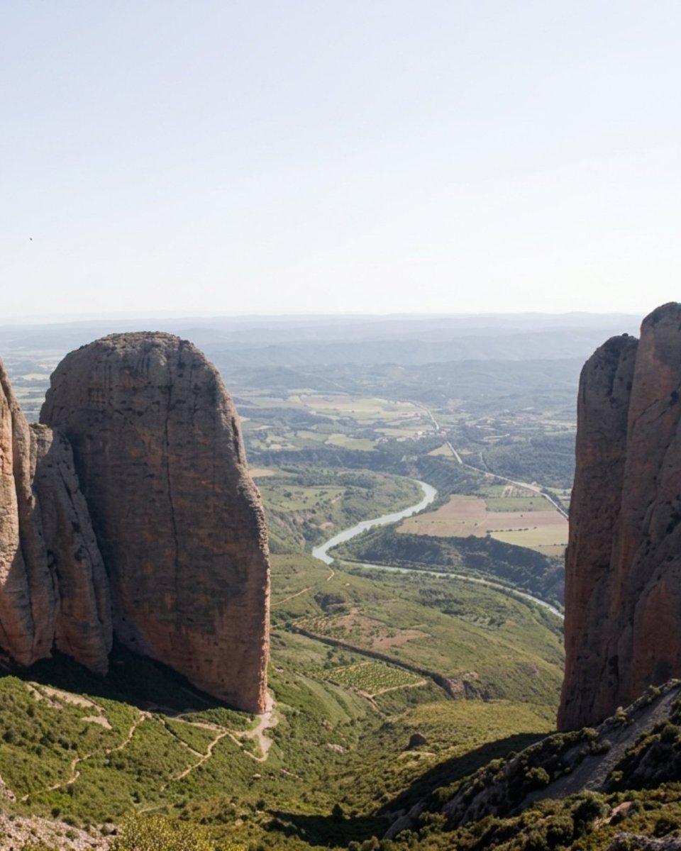HuescaSuena's tweet photo. Los Mallos de Riglos, el Castillo de Loarre o la Sierra de Guara son solo algunos de los rincones que hacen especial nuestra provincia.

Este verano, aprovecha para descubrir, caminar y perderte por algunos de los paisajes más increíbles de Aragón. 💚 https://t.co/vr9WZQztma