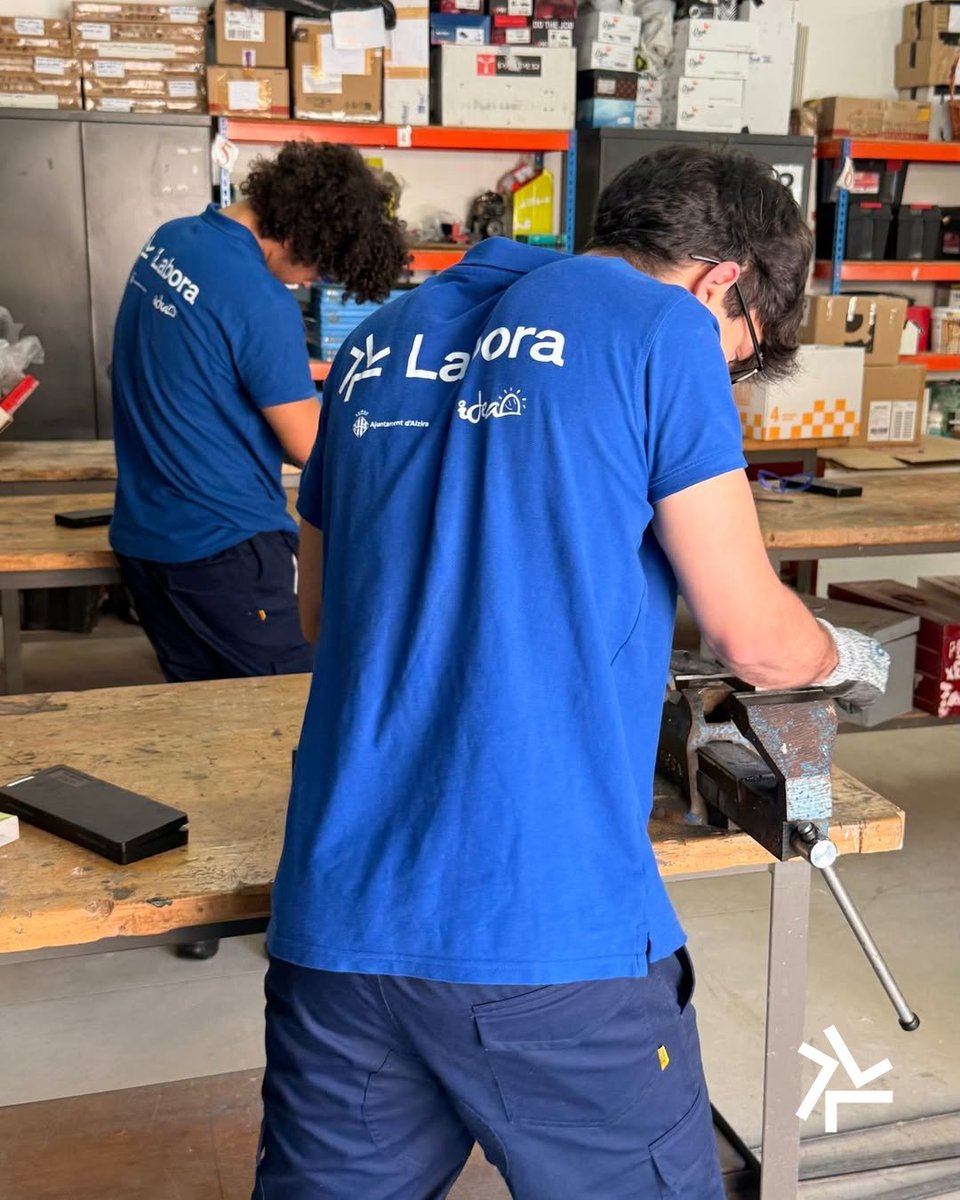 GVAlabora's tweet photo. 🔧 Els alumnes de FPE Operacions Auxiliars de Fabricació Mecànica d'Alzira estan finalitzant la seua formació, i el balanç no pot ser més positiu.
🛠️Han passat de la teoria a la pràctica, aconseguint una millora notable en el maneig de ferramentes i en l'execució dels processos de fabricació. 
⚙️ Un itinerari formatiu que els ha permés integrar les competències tècniques necessàries per a afrontar el seu futur laboral amb garanties.
_
🔧 Los alumnos de FPE Operaciones Auxiliares de Fabricación Mecánica de Alzira están finalizando su formación, y el balance no puede ser más positivo.
🛠️Han pasado de la teoría a la práctica, logrando una mejora notable en el manejo de herramientas y en la ejecución de los procesos de fabricación. 
⚙️ Un itinerario formativo que les ha permitido integrar las competencias técnicas necesarias para afrontar su futuro laboral con garantías.

#Labora #Formación #SomLabora
