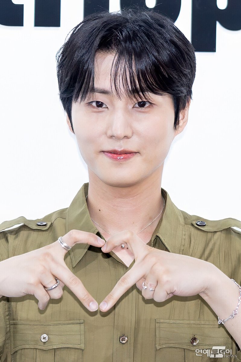 tvj2000's tweet photo. [today포토] #데이식스 #DAY6 #デイシックス  #영케이 #YoungK , '잘생김 담은 하트' #핏플랍 #fitflop
📸 https://t.co/MiDoqVJNYe https://t.co/XKCKCArzWW