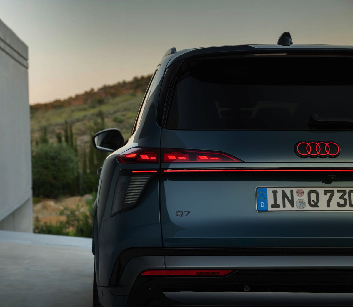 EVmarketRO's tweet photo. X: Ce oferă noua generație Audi Q7, SUV hibrid cu 7 locuri - https://t.co/FUCgqiIas4 https://t.co/G5lEDDeW79