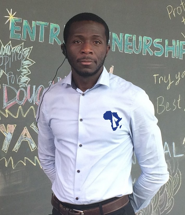 Genocost's tweet photo. Le 10 juin 2018, Luc Nkulula, militant de la LUCHA, a perdu la vie dans un incendie suspect.
Nous honorons son héritage de résilience et de lutte pour les droits humains.

#DevoirDeMémoire
#Tokobisanate
#LestWeForget
#NeLesOublionsPas https://t.co/iKto7ENs8G