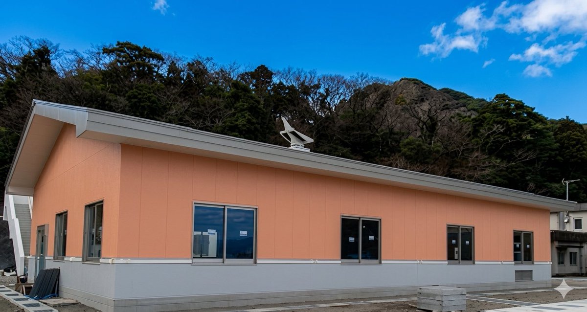 shiprefkenchiku's tweet photo. 建築工事課です

昨年投稿した建物が3月に完成しました！
以前はここからあわしまマリンパークが見えていたのに一年はあっという間ですね笑
ちなみにGeminiのマークがついているのは曇り空を青空にしたからです！綺麗に見えますかね？県でもAI活用はまだまだ模索中です🔥
#静岡県　#公務員　#建築　#AI https://t.co/y7aGPsdn2O