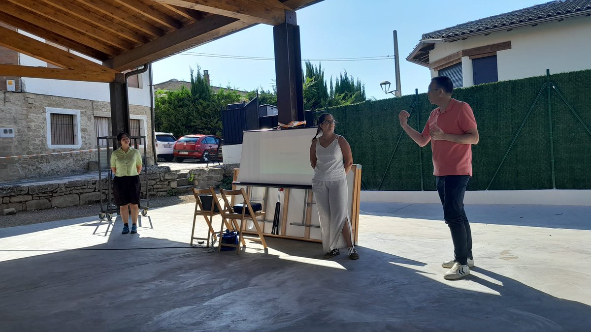 FundCajaNavarra's tweet photo. Participamos en la presentación del balance de Tejiendo cuidados, proyecto impulsado por el #ProgramaInnova y desarrollado por el Ayuntamiento de Bargota.
Una iniciativa que nace del territorio para mejorar los cuidados en la Sierra de Codés.
Noticia 👉https://t.co/xiBx6phfOi https://t.co/xfnl3HKEuY