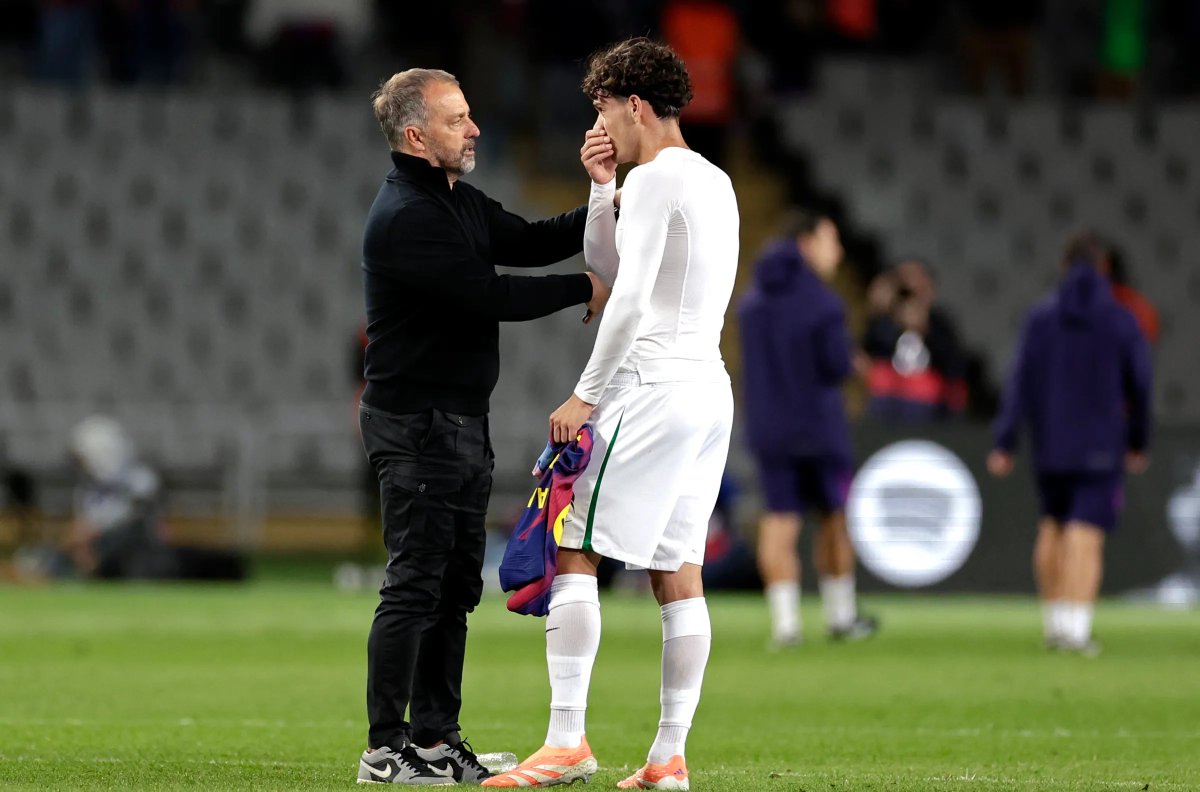 carpetasFCB's tweet photo. 📁 @monfortcarlos vía @sport 

✅ Flick le ha comunicado a Héctor Fort que cuenta con él, como mínimo, de cara a la pretemporada. Le quiere seguir de cerca antes de tomar cualquier decisión sobre su futuro.

👉🏽 Podría ser competencia para Koundé en el LD. También le tocaría competir con Xavi Espart, que ha debutado este año y con quien Flick está muy satisfecho.