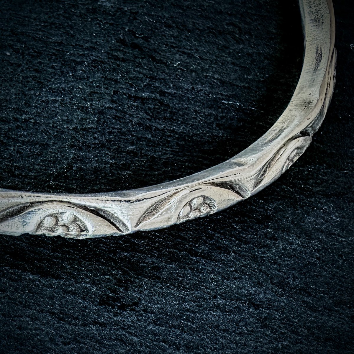 Orbit8_jp's tweet photo. Flower Vine Bangle カレンシルバー バングル  花を思わせる刻印が連なる、細身の一本。 性別を問わず使いやすく、日常の装いにも自然になじみます。  https://t.co/pyBiQzrxoO #orbit8jp #カレンシルバー #シルバーバングル https://t.co/o9hMLPYS2K