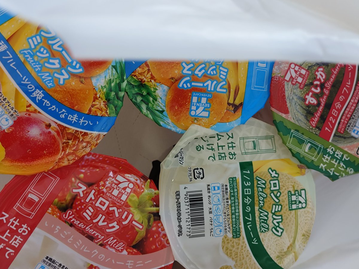 woh277's tweet photo. 半額という言葉につられて、セブンイレブン2店舗　回りました（笑）
どこも品薄。そして作る為の機械待ちで、長蛇の列😱
やっぱり美味しかったです💮 https://t.co/k43FRrBsI8