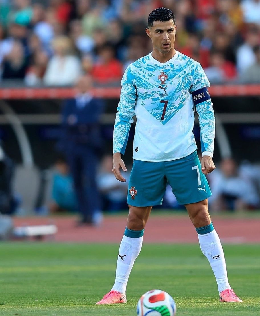 the_smallie's tweet photo. Tbh Ronaldo winning the World Cup at 41 will be a greater achievement than Messi winning it at 35. https://t.co/l6ihcgHIDH
