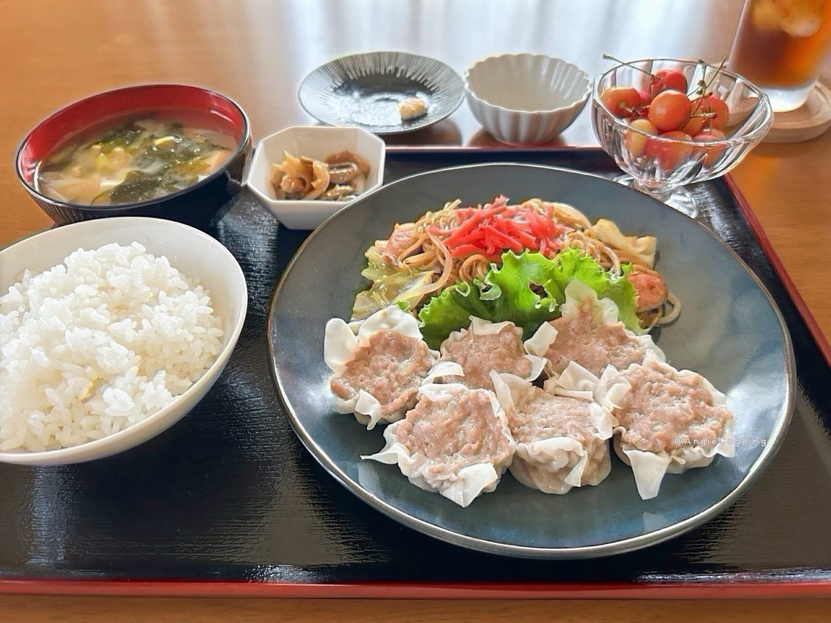 AngieCooking's tweet photo. お疲れ様です✨️
今日は焼売、焼きそば、搾菜(市販)、ご飯、お味噌汁、さくらんぼです☺️
いただきものの佐藤錦おいしいです🍒´-
感謝
#おうちごはん #X家庭料理部 #料理好きな人と繋がりたい #自炊記録 https://t.co/TXQQ6EJ0a5