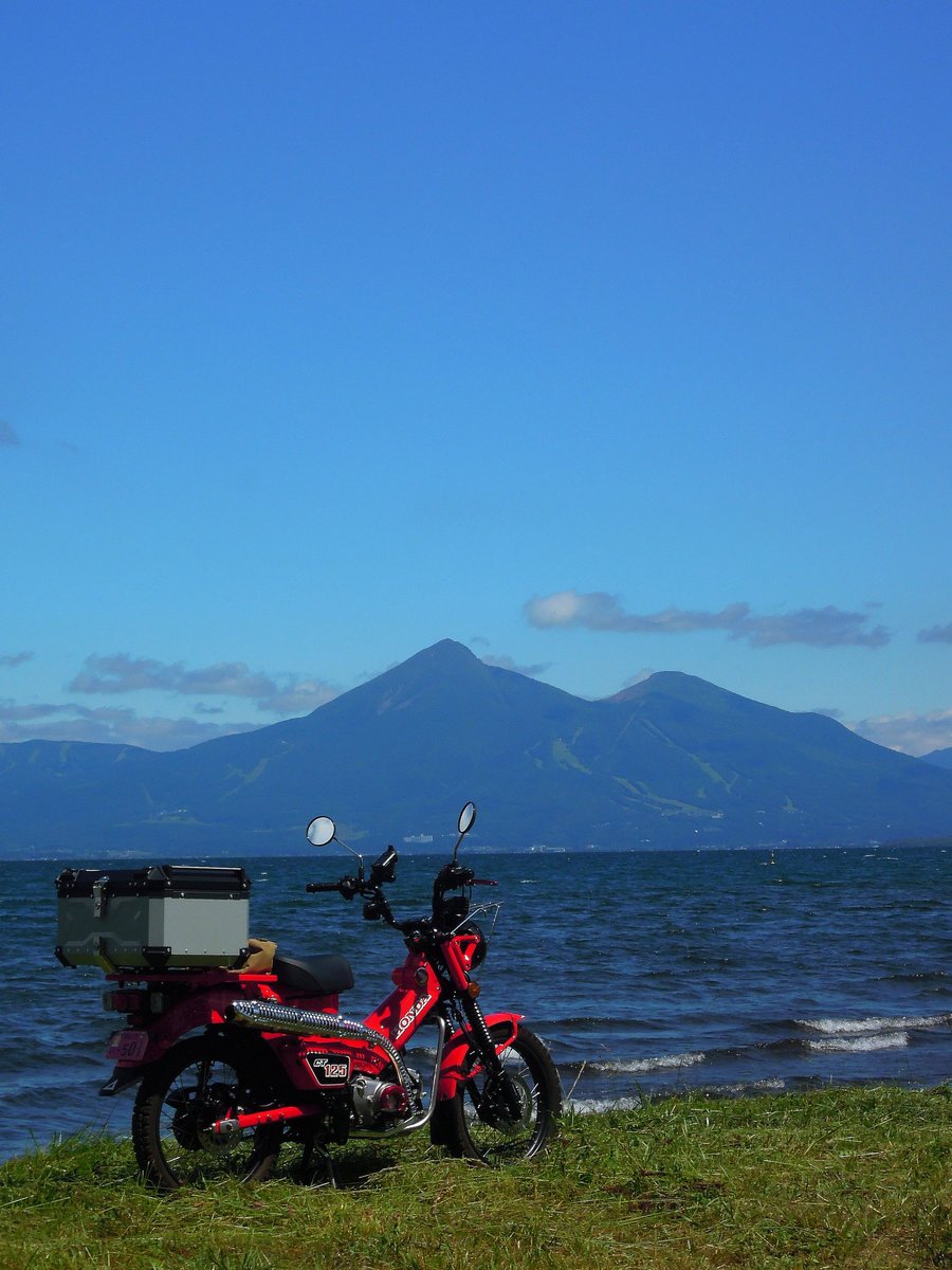 usui_jp's tweet photo. 今日はいい天気でございました♪

#バイクと雲が織りなす空のかっこいい画像を貼ってね
#CT125
#ハンターカブ
#猪苗代湖 https://t.co/uIsNkfzu6L
