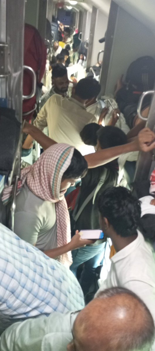 sabir047's tweet photo. @central_railway B1 कोच ट्र��न नंबर 14005 A C  ka ye haal hai https://t.co/8rEDoxyAI3