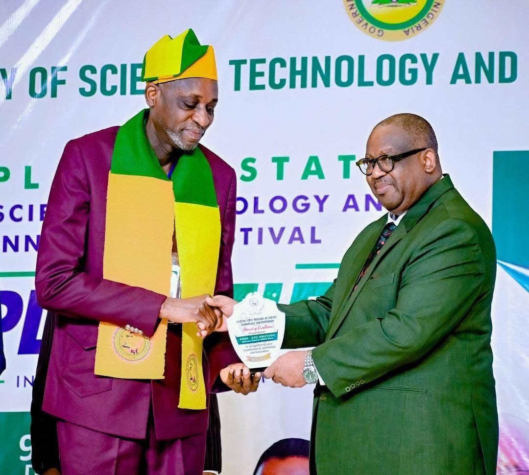 hrishub_'s tweet photo. A defining moment unfolds as Mr. Hope Robot recognizes and welcomes His Excellency Caleb Mutfwang, paving the way for the Governor to experience our innovation firsthand. 

Watch this space for more.💃🏻💃🏻💃🏻
#NIPSS#HRISHUB#HRISCARE!!! https://t.co/N7zaGwea7s