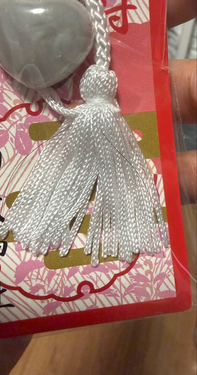 812miku's tweet photo. 購入した縁結びの御守りに
髪の毛一緒に編み込まれてた。。

この髪の毛の人と結ばれちゃうの？笑 https://t.co/tVY8asgXER