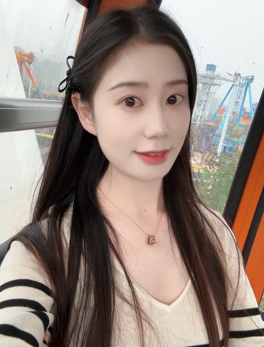 STraachuu's tweet photo. 美女出街啦～
出门坐摩天轮了🎡 https://t.co/Q95ikEiDqR