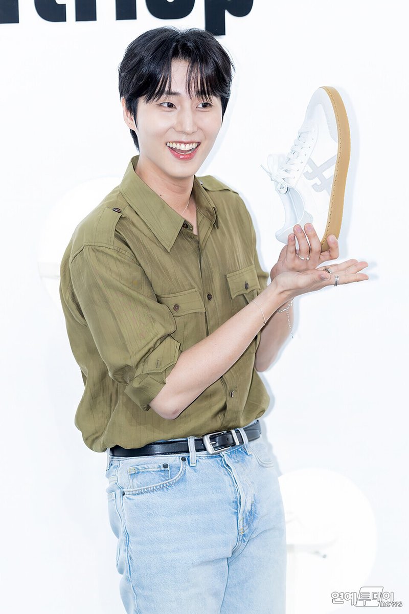 tvj2000's tweet photo. [today포토] #데이식스 #DAY6 #デイシックス  #영케이 #YoungK , '홍보 요정' #핏플랍 #fitflop
📸 https://t.co/6gL2t6zVqa https://t.co/27EksTAvFY