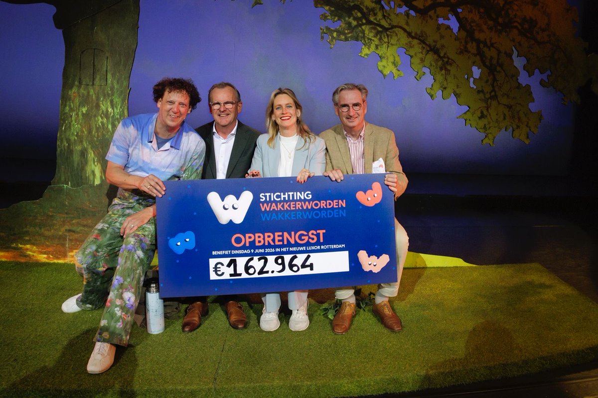 jochemmyjer's tweet photo. Trots en ontroert . Wat een mooi bedrag ! Dank aan publiek , bestuur van stichting wakker worden wakker worden en aan het nieuwe Luxor ! Toppers ! https://t.co/X8wtYRVJLt