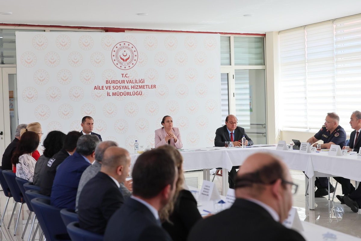 Burdurvalilik's tweet photo. 📌 Sayın Valimiz @TBBilgihan başkanlığında, Cumhuriyet Başsavcısı Harun Ünlüsoy, Vali Yardımcımız Mehmet Türk ve ilgili kurum yöneticilerinin katılımlarıyla “Kadına Yönelik Şiddetle Mücadele Komisyon” Toplantısı gerçekleştirildi.

Toplantıda; ilimiz genelinde kadına yönelik şiddetle mücadele kapsamında yürütülen koruyucu ve önleyici çalışmalar değerlendirildi. Mevcut uygulamaların etkinliğinin artırılması ve farkındalık çalışmalarının yaygınlaştırılması konularında istişarelerde bulunuldu.