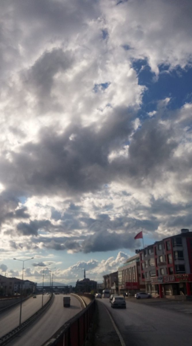 MucellaUlcay's tweet photo. Her zaman mavi değildir gökyüzü 
Bazen kara bulutlar kaplar o mavilikleri 
Ruhun daralır 
Sıkılırsın 
Ama
Hep oyle kalmaz o kara bulutlar
Bir rüzgara  bağlıdır 
Dağılıp gitmesi 
Tekrar o 
maviliğin  gelmesi
# ÖZGÜR  ÖZEL #
# UMUT# https://t.co/2bM9spmojD