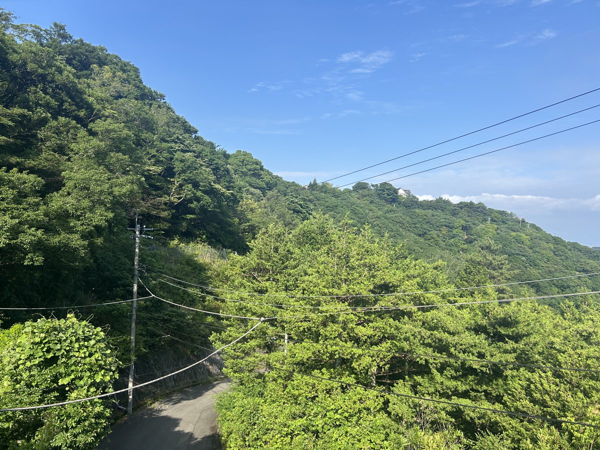 maind200's tweet photo. 天気がいい中で自然を見ながらど平日に2日で15万もする宿で仲間と熱く仕事が出来るなんて1年前の俺は想像できたか？

借金2000万抱えてた凡人がここまで
成り上がれたのは裏垢🔥

色々なジャンルを試したけど初心者が
2ヶ月目で100万行けるジャンルは
お世辞抜きでこれだけやね。 https://t.co/IXVoV4L6Gg
