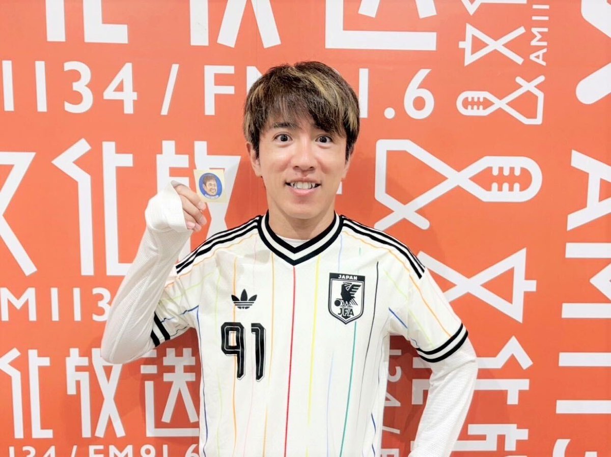 joqrpr's tweet photo. 日本戦全試合生中継！📻⚡
サッカー日本代表⚽
文化放送から応援メッセージ！④

今回は…
『村上信五くんと経済クン』パーソナリティ
SUPER EIGHTの #村上信五 さんです！🎙💜

「グループリーグ、そして日本が勝ち進めば、全試合のハーフタイムや試合終了後に電話出演させていただく運びとなりました。みなさんと長くお付き合いしたいので、サッカー日本代表いっぱい勝ってください！」

🎧6/15(月)4:40～放送【第1戦】オランダvs日本
radikoでお聴きの方はこちらからどうぞ！⇩
https://t.co/mEb2048W22

#文化放送W杯 #最高の景色をラジオでともに #経済クン