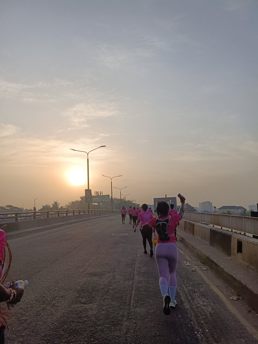 MajiroZ's tweet photo. 僭越ながら1年弱現地インターンを満喫した身としてコメントさせていただくと、まずは他の国同様に健康・安全だと思います！
各社そのプロトコルはあると思うので、まずはそれに従った生活をしつつ、日本より睡眠を取りながら運動もしながら、ちゃんと食べながら……でしょうか。

次に折れない持続する生活に大事なのは、コミュニティだと思っています。
私のインターン先のスタートアップ及びそこを見に来るお客さん・友達の皆さんは、シェアハウスでわちゃわちゃ過ごすことで情報共有・安全対策共有などしていました。その他にも、駐在員の週末ランチ会コミュニティや、テニス練習コミュニティ、フリスビー練習コミュニティなど、日本人や金銭感覚が違いすぎない現地の友人たちと過ごせる、サードプレイス的な場所を見つけることを強く推奨します(今挙げたどれも紹介できるので！ご連絡ください！)
これは、先輩駐在員の方々を見ていても、楽しく過ごすためのコミュニティというだけでなく、精神的インフラと言っても過言ではないと感じております。

……説明とは関係ないですが、ラゴスの写真をいくつか挙げておきます✨️
