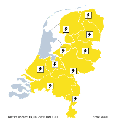 RWSverkeersinfo's tweet photo. ⛈️ | Tot vanavond trekken onweersbuien over het land met mogelijk hagel en windstoten. Daarbij kan in korte tijd veel regen vallen, zoals te zien is op de #A20 en #A12. Het @KNMI heeft #codegeel afgegeven. Wees alert als je de weg opgaat. https://t.co/r4Vd3V20If