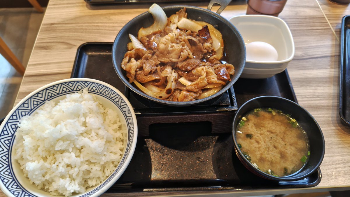 jetblack341's tweet photo. #ランチ
#ランチタイム
#吉野家
#ダイエットは明日から
かみさんとランチなう♪☺️
今日は定食＋サラダととろろトッピングで贅沢三昧しちゃいましたw
今から2時間筋トレタイムでいい汗かいてきま〜す💪 https://t.co/dLMQHH1w6q