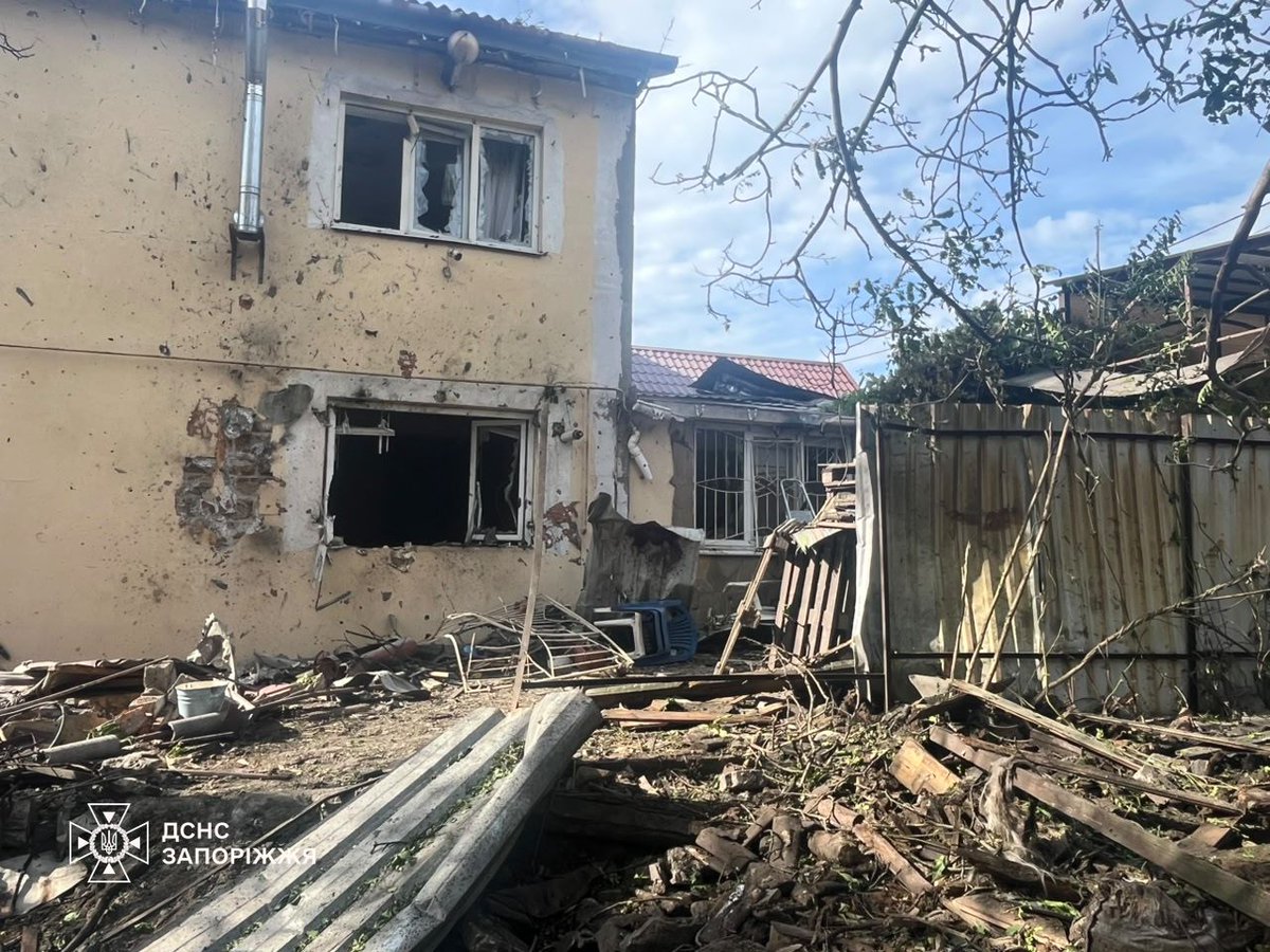 ZelenskyyUa's tweet photo. Від початку тижня 11 наших регіонів були під ударами: за неповні три доби росіяни застосували проти України майже 530 дронів і дві керовані авіаційні ракети. До списку нових перемог Росія додала контейнеровоз, що йшов під прапором Панами, сільськогосподарські підприємства, об’єкти залізниці, енергетики, і найбільше – звичайних житлових будинків. Десятки людей було поранено.

Кожного дня дипломатична робота України має бути спрямована на зміцнення захисту нашого неба. Цими днями було багато міжнародних зустрічей та перемовин щодо ППО, і важливо забезпечити реалізацію всіх домовленостей, передусім щодо PURL. Ще більше може вирішитися на самітах G7 і НАТО. Захист України потрібен – це передумова, щоб дипломатія працювала. Дякую всім партнерам, які допомагають.