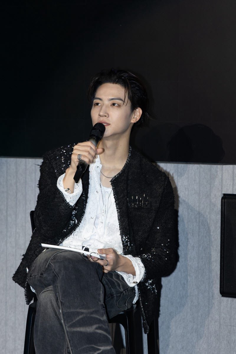 cyjprint's tweet photo. 260610 | #TREE Media Listening Session

“The driving force behind a tree’s growth is that it sways. The more it sways, the deeper it takes root.”

#JAYB revealed that he began working on his new album after coming across this quote from the book 나무는 나무라지 않는다 (Literal translation: A Tree Does Not Blame a Tree) by Yoo Youngman.

🌴 I like looking up meaningful quotes. The keyword ‘anxiety’ has always existed within me, and that particular sentence was especially impressive and comforting. It made me think that I wasn’t simply going through a hard time, but that I was in a stage of growth. I also thought that swaying/being shaken might not necessarily come from anxiety; it could come from excitement. I wanted to express those thoughts through music.