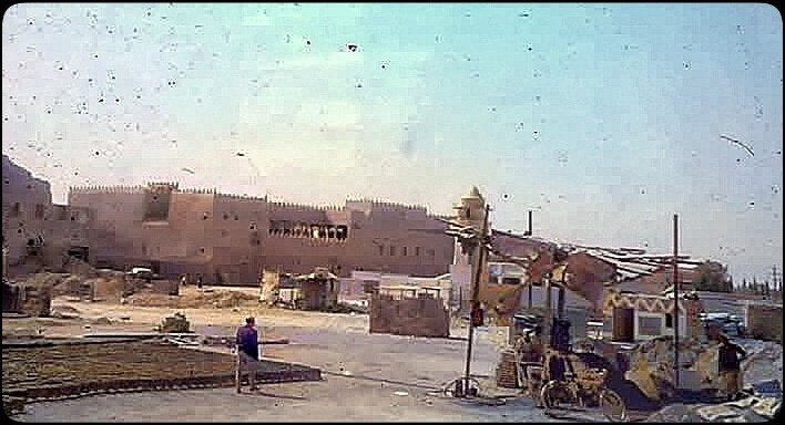 Riyadh_Zamaan's tweet photo. قصر الشمسية والمسجد المجاور له، 
الرياض 1377هـ / 1956م.

هنا كانت #الرياض تعبر من ذاكرة الطين إلى ملامح المدينة الحديثة، وعلى مهلٍ يشبه وقارها القديم.

#الرياض_زمان #قصر_الشمسية https://t.co/52G7fLTvCx
