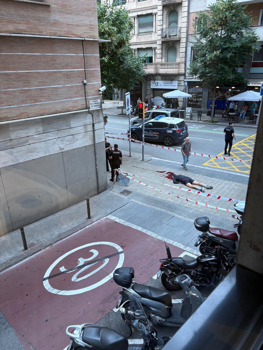 Marcilado's tweet photo. Hoy, en Barcelona, en la calle Balmes, delante de la comisaría de la policía nacional. Otro caso aislado. https://t.co/YuRB5Nqla3