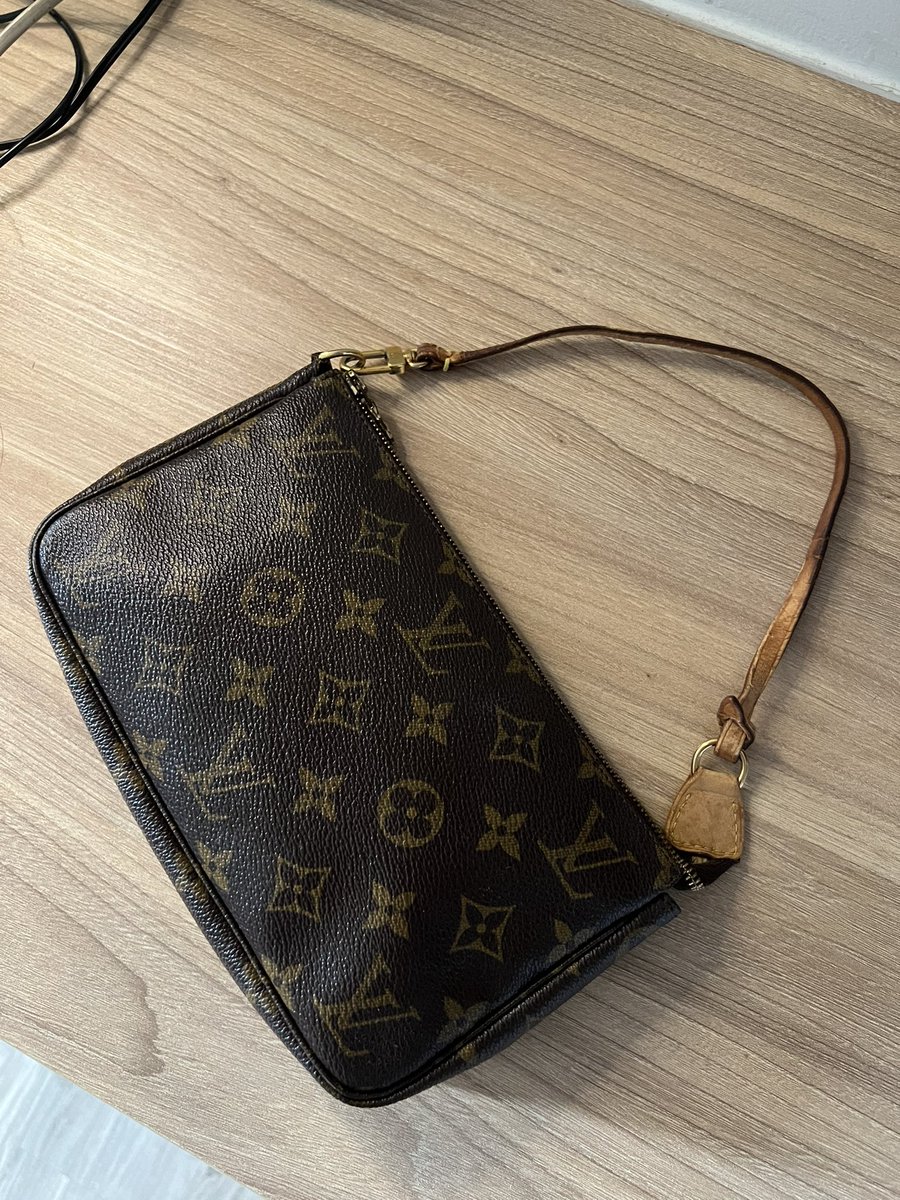 baengpanused's tweet photo. ส่งต่อ LV  Pochetteปี 2002 รับประกันแท้100%แท้ทั้งใบ Price 11,500.- ส่งฟรี มีตนสายขอคนรับได้ ซื้อสายมาแทนได้ค่ะ ตัวกระเป๋าสวยมากไม่มีตน ภายในสอาด

#ส่งต่อแบรนด์เนม #ส่งต่อแบรนด์เนมมือสอง #แบรนด์เนมมือสอง #ส่งต่อกระเป๋ามือสอง  #ส่งต่อgucci #ส่งต่อlouisvuitton #louisvuittonthailand https://t.co/ULFPyGieUz