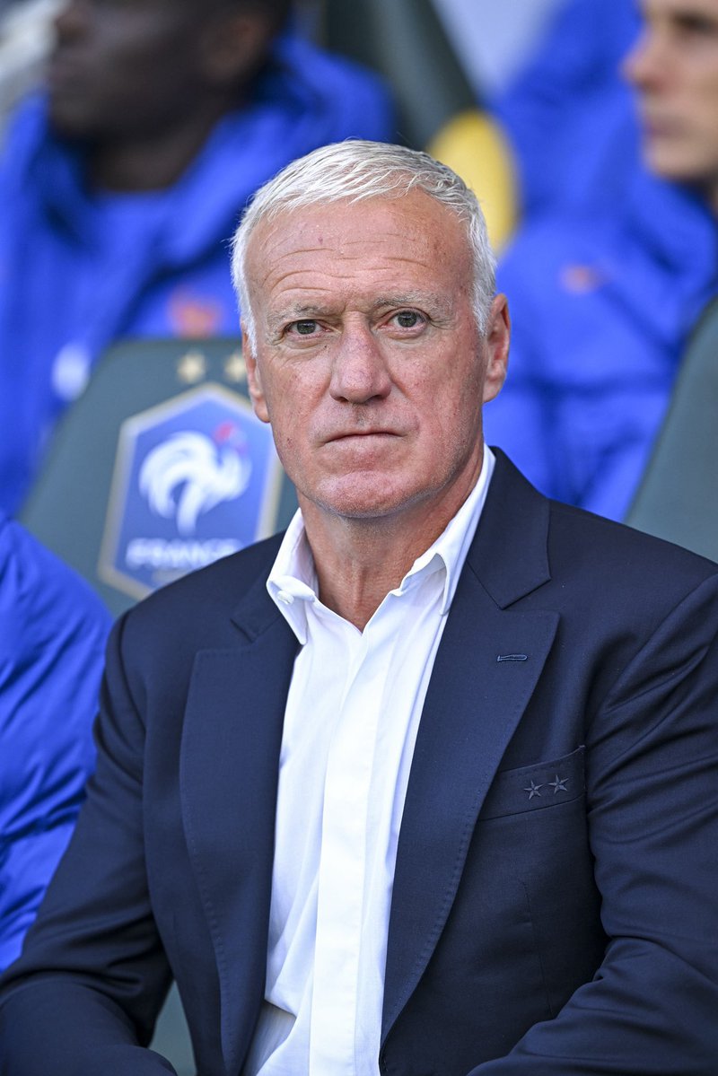 _BeFootball's tweet photo. 🚨 Didier Deschamps 🇫🇷 sur le fait de mettre Mbappé 9 🥶 : « JE DOIS ÊTRE STUPIDE ET IL A DÛ AVOIR BEAUCOUP D'ENTRAINEURS STUPIDES ALORS ! 🤷‍♂️

Cela fait trois ans qu'il joue en position axiale que ce soit au Paris Saint-Germain et au Real Madrid. »

(@guardian via @footmercato) https://t.co/OLQ3oqb0Rg