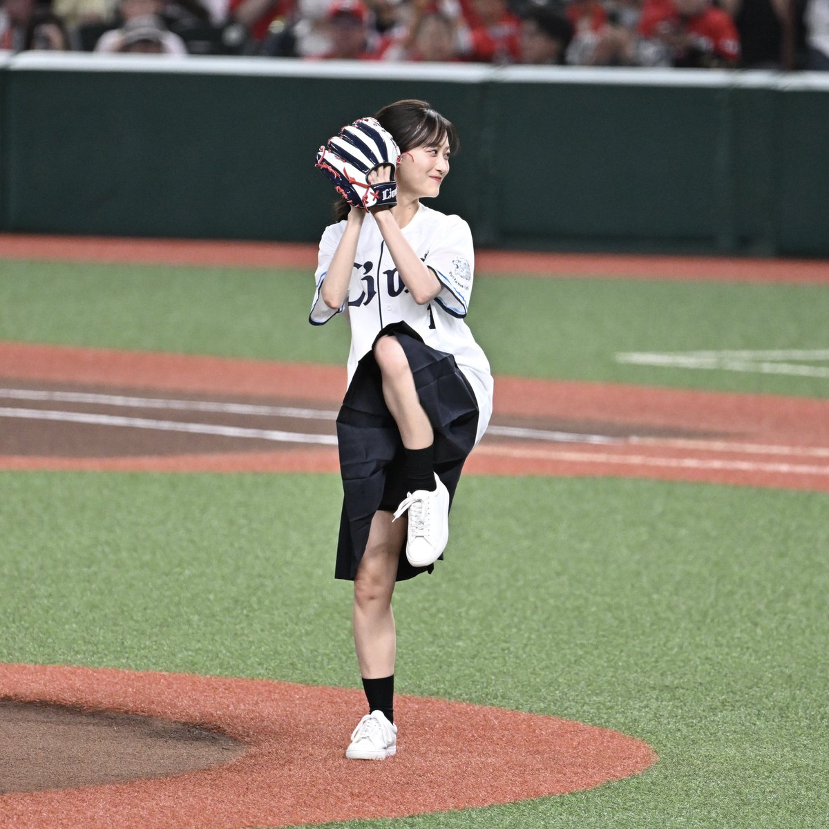 n_524_photo's tweet photo. 舞台「成瀬は天下を取りに行く」で主人公・成瀬あかり役を演じる、山下美月さんによるセレモニアルピッチ https://t.co/yL4E6ZHK7P