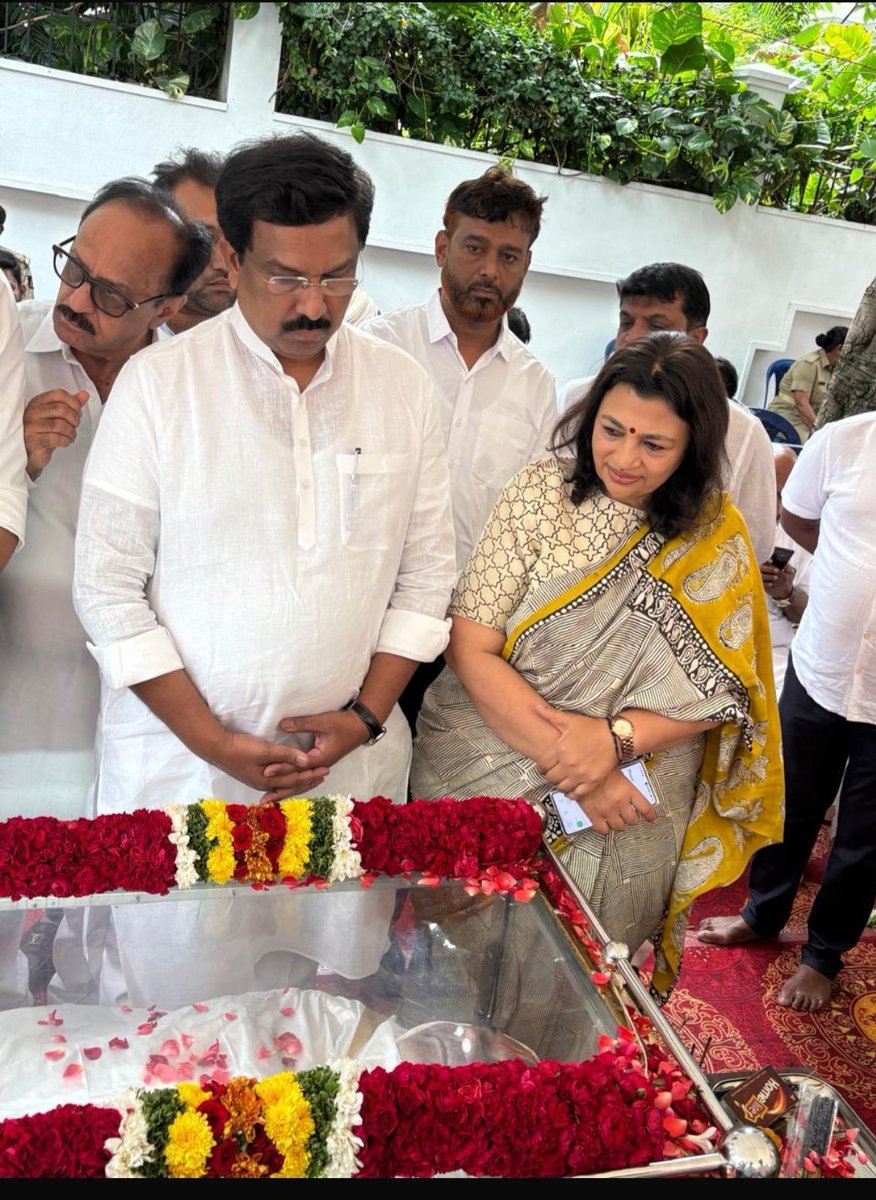 DrArathiKrishna's tweet photo. Dr. Arathi Krishna paid her last respects at the funeral service of senior Congress leader Shri Suraj Hegde, remembering his dedicated service, leadership, and contributions to society. Heartfelt condolences to his family, friends, and admirers during this difficult time.

#DrArathiKrishna #SurajHegde #Tribute #Condolences #Leadership