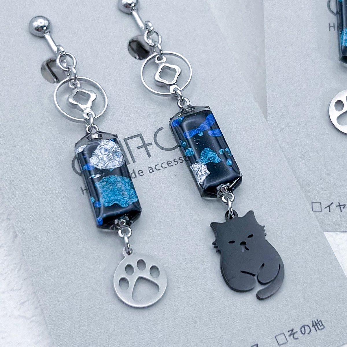 chacy0520's tweet photo. レザーインクアート「黒に銀青」の猫モチーフ出来ました！ちょっと格好良い系でさりげなく猫を身につけたい方へ🐱ヨコハマハンドメイドマルシェにお持ちします！

🎪6/21(日)
「ヨコハマハンドメイドマルシェ」
ブース：I-92,93
#ヨコハマハンドメイドマルシェ #猫モチーフ https://t.co/nwBHnOp4nl
