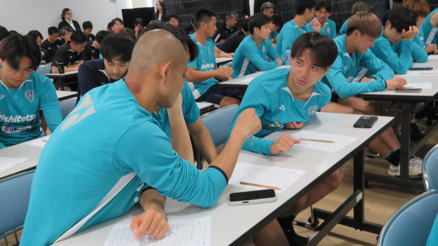AvispaF's tweet photo. 【「Bee Eco Action！」気候変動を学ぶ　
環境教育セミナーを実施 サッカーの未来を守るサステナビリティ人材育成を目指して】

株式会社OSGコーポレーションの協力のもと、
トップチーム選手・スタッフ、
アカデミー選手・スタッフ、スクール生、パートナー企業・自治体・地域団体、ファン・サポーターを対象としたSPL「ステハジ」環境教育セミナーを開催いたしました🐝

詳しくはこちら🔽
https://t.co/Pxhi6qvTMM

#アビスパ福岡
#BeeEcoAction
