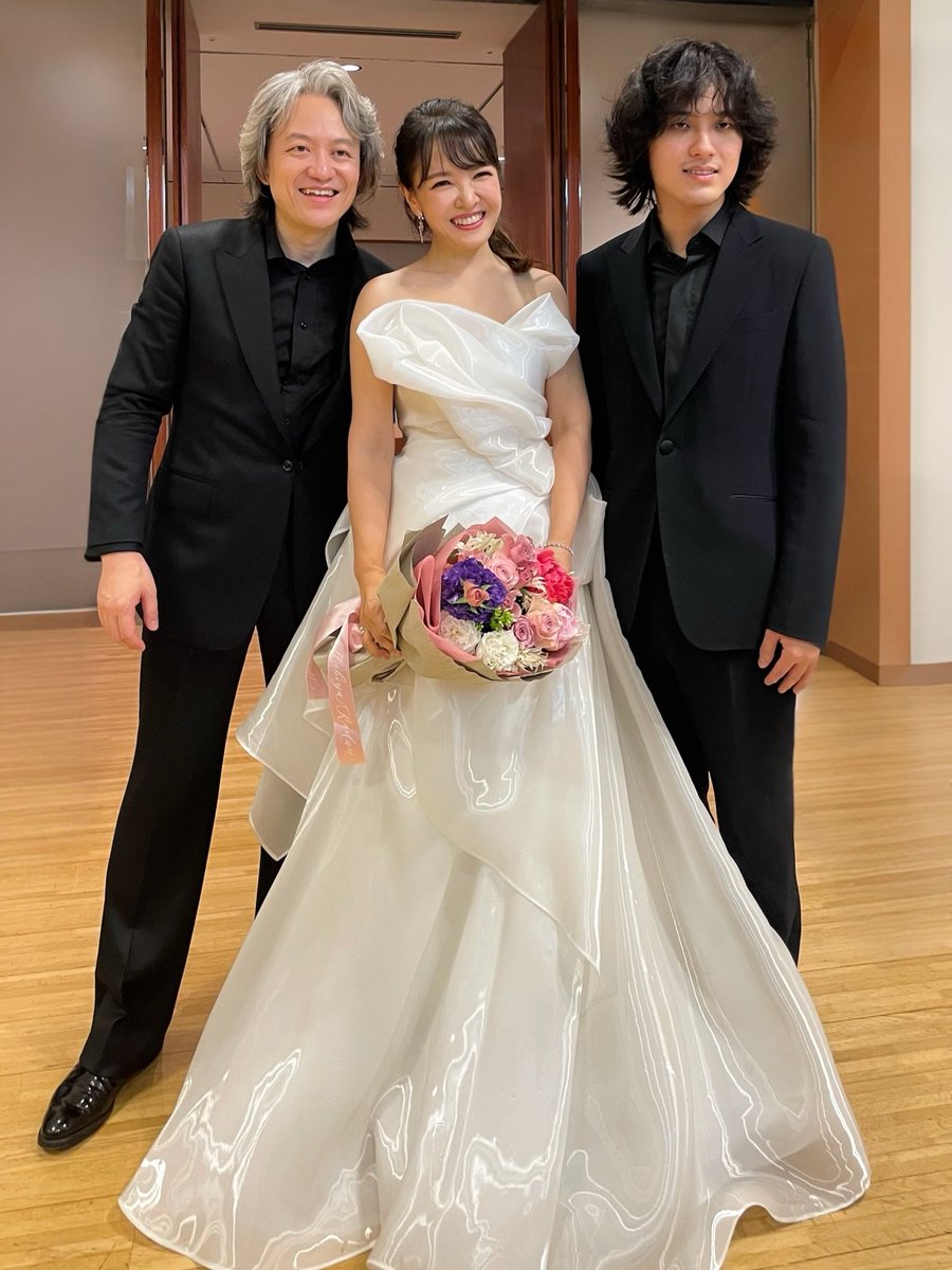 youngbin013's tweet photo. (sunhae_im IG)
https://t.co/9eIxBccdn6

2026-06-09 in Tokyo Metropolitan Theater <Yunchan Lim & Camerata Salzburg> Conducted by @masatosuzukimusic
Mozart Piano Concerto No.25
Mozart KV505 Ch’io mi scordi di te
Mozart Piano Concerto No.24

요약: 말해뭐하리.
그의 말대로 참 좋은 프로그램이었다.
려설 때보다 공연이 좋았다고 입을 모았다.

<카메라타 잘츠부르크> 의 연주 또한 이 홀의 좋은 음향을 타고 따뜻하게 울렸다.
이 오케스트라의 메니져 안드레아스는 그가 프라이부르크 바롴오케스트라에 있을 때부터 참 좋아하던, 그의 소개처럼 올드프렌드. ㅎ braeunigcs 성악과 법을 동시에 전공한, 스마트하면서도 참 음악 좋아하고 사람 좋은 이다. 내가 이 무대에 서는 데에 일조했다고 재펜아트 직원이 귀띔했다. 이렇게 다시 만나니 내 노래와 연기를 좋아해주던 대여섯살이던 그의 아들 막스 생각에 같이 웃었다. 이제 열셋이란다. ㅎ

더 오랜 친구도 왔다. 1998 여름, DAAD독일 장학금 음악수혜자들이 모여 어학을 공부했던 프라이부르크 괴테인스티투트, 그 시절 내 첫 친구 유카 타카시 클라리네티스트! 그 시절 아이코 상도 함께 와주었다. 아주 가끔 연락을 했지만 만난 건 처음인데… 유학 초기의 긴장과 설움에 큰 위로가 된 나의 첫 친구 유카는 늘 따뜻한 기억이었다. 음악장학생들 위주로 열리는 음악회에서 슈베르트의 <바위 위의 목동> 을 함께 연주했던 기억도 또렷하다.

그리고 손석희 선생님이 오셨다. 빈말씀 안 하시는 분께서 좋은 감상평을 주셔서 기뻤다.
아마 임윤찬씨를 보러 오셨을 배우 심은경님도 만나셨다고.

마에스트로 마사토의 노래하는 친구들이 셀카를 제안해 함께 찍었다. 어디가나 노래하는 사람들은 명랑하다. ㅎ

이 무대를 위해 특별히 태어난 드레스도 있었다. 좋은 무대에 선보일 수 있어서 행복했다! lkyclassic 👗💕
긴 꼬리에 내 걸음이 난해(?!) 해서 윤찬 씨가 안 밟으려 보통 애를 쓴 게 아니란 걸 동영상을 보고야 알았다. 이렇게 미안할 때가.. 😅
내일은 좀더 사뿐히 움직여야겠다. 🫣

앞으로 남은 무대들이 모두에게 더 행복하기를 바라본다. 웃음으로 승화된 깊은 슬픔을 아는 사람만이 쓸 수 있었던 음악. 그가, 내가, 우리가 모차르트를 통해 받았던 위로와 미소, 행복과 설렘이 더 차오르기를. 🙏