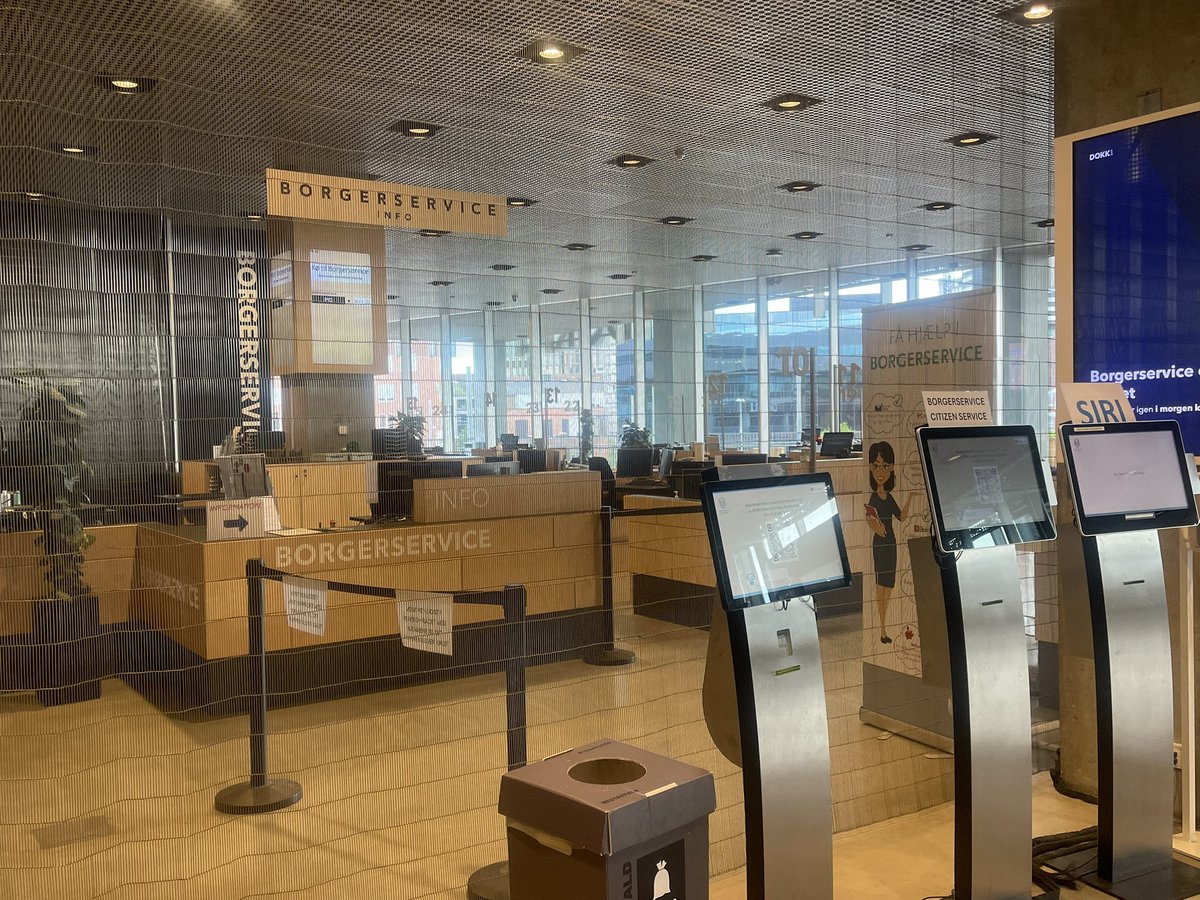 yonnie41's tweet photo. [D+25@Aarhus]  図書館のあり方に学ぶこと多し。複雑な手続きなくすっと入れ、オープン本棚は快適。邪魔されず好きにネビゲートできるのは嬉しい。パスポート更新などの行政サービスまで備えている。地域コミュニティの中心として文句無し。 https://t.co/pdP2X8se0u
