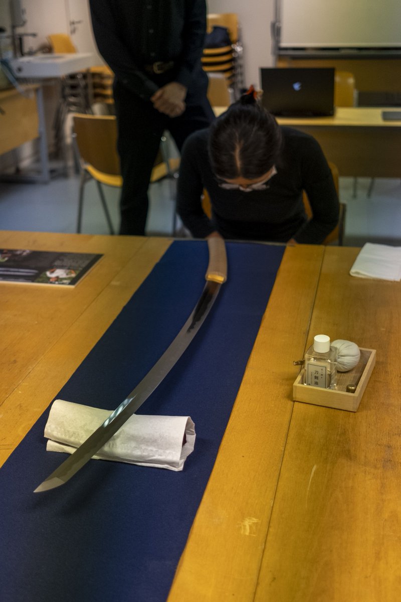 lejaponparis's tweet photo. Nous avons récemment participé à une session de kanshō à la MCJP : tenir et examiner un sabre japonais d'art en main 🗡️. #Kansho #NihonTo

En présence de Tumi du Musée Bizen Osafune, du graveur Katayama-san et de Léa de la mairie de Setouchi.

Photos : @amaevisual https://t.co/FZA5q7OQOd