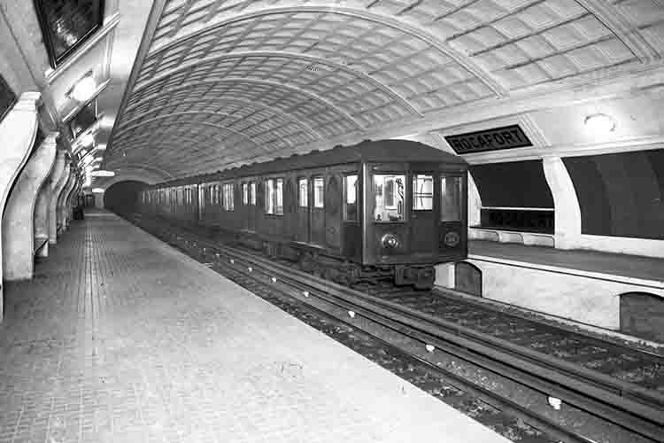TMB_Barcelona's tweet photo. 🛤️ #100AnysTransversal Sabies que l'actual L1🔴#metrobcn té un ample de via especial?
Es va construir amb l'ample ibèric antic (1.674 mm) perquè el pla inicial era que hi passessin els trens de línia convencional de Norte i MZA, connectant la ciutat per sota. https://t.co/mk1Ybm3R21