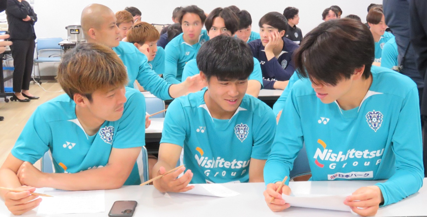 AvispaF's tweet photo. 【「Bee Eco Action！」気候変動を学ぶ　
環境教育セミナーを実施 サッカーの未来を守るサステナビリティ人材育成を目指して】

株式会社OSGコーポレーションの協力のもと、
トップチーム選手・スタッフ、
アカデミー選手・スタッフ、スクール生、パートナー企業・自治体・地域団体、ファン・サポーターを対象としたSPL「ステハジ」環境教育セミナーを開催いたしました🐝

詳しくはこちら🔽
https://t.co/Pxhi6qvTMM

#アビスパ福岡
#BeeEcoAction