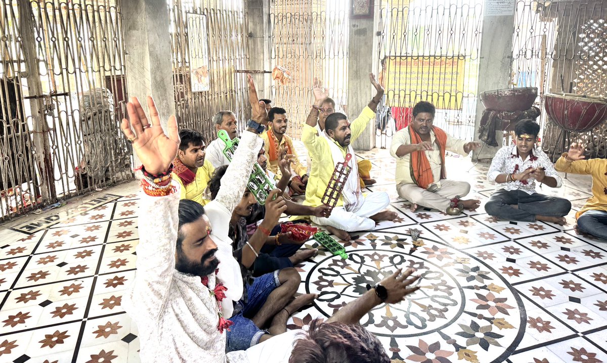 Puttu943's tweet photo. भारत के इतिहास में सबसे लंबे समय (4399 दिन)तक निर्वाचित PM बनने का गौरव प्राप्त करने वाले देश के यशस्वी प्रधानमंत्री आ. @narendramodi जी के दीर्घायु,उत्तम स्वास्थ्य व राष्ट्र के विकास की कामना हेतु जगदंबा मंदिर में सामूहिक हनुमान चालीसा पाठ,पूजन,आरती का आयोजन किया 
@blsanthosh https://t.co/QgxWBfZhtz