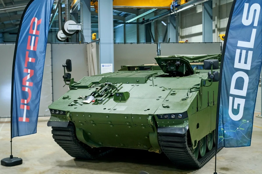 RyszardJonski's tweet photo. Latvian Defence Minister Raivis Melnis will personally test the new ASCOD Hunter infantry fighting vehicle.🧐

The first production ASCOD Hunter armored vehicle from Santa Barbara has arrived in Latvia, where the Israeli Elbit UT30 turret will be assembled and tests will be conducted. The Latvian ASCOD Hunters will be completed at the Patria plant in Valmiera, Latvia. The installation of Israeli turrets in Latvia helps circumvent the Spanish embargo on Israeli industry. The Latvian ASCOD is the latest generation of the Santa Barbara armored vehicle family and weighs approximately 40 tons. Two more ASCOD Hunter vehicles will be delivered to Latvia in June.
https://t.co/YV2uZde3iK
📸Aizsardzības ministrija & Santa Bárbara Sistemas