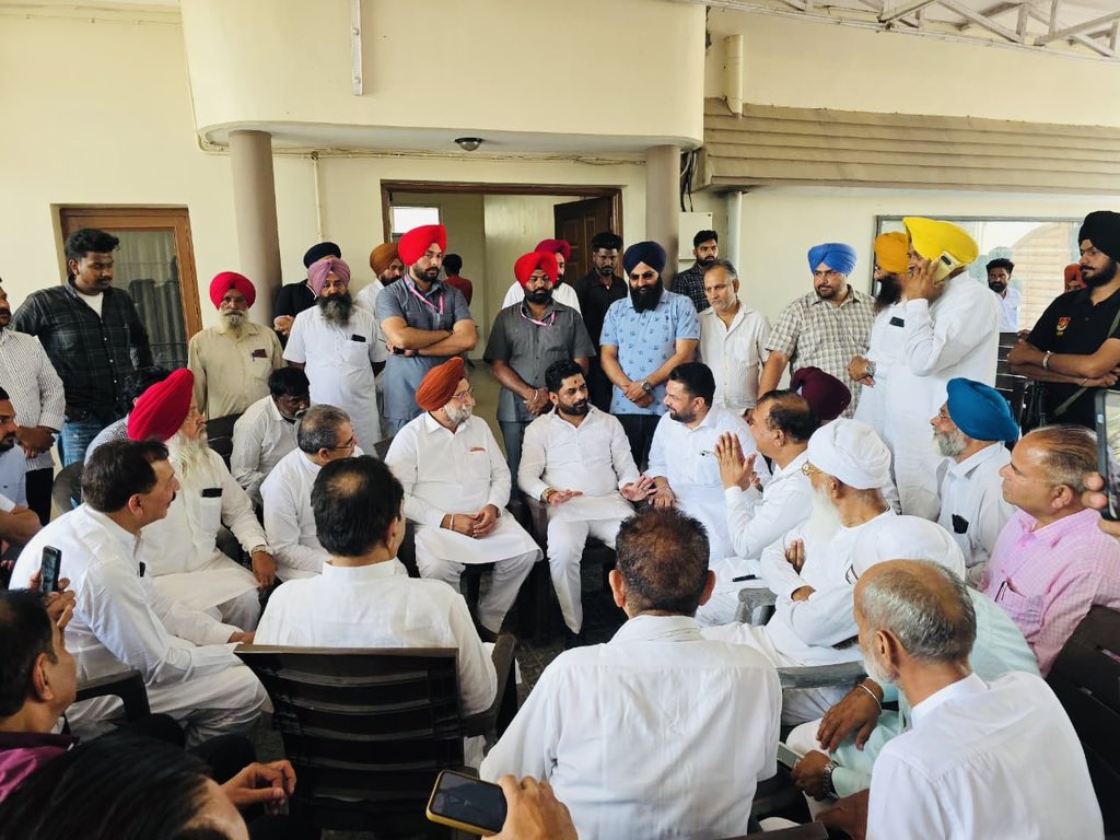 SurajThakurINC's tweet photo. 📍 बटाला - गुरदासपुर 

आज बटाला नगर निगम में कांग्रेस पार्टी के विजयी 18 पार्षदों को सम्मानित किया।

इस अवसर पर CWC सदस्य, राजस्थान कांग्रेस के प्रभारी एवं गुरदासपुर से सांसद सरदार सुखजिंदर सिंह रंधावा जी उपस्थित थे विजयी पार्षदों को सम्मानित कर बधाई एवं शुभकामनाएँ दीं।

#Congress  #PunjabCongress