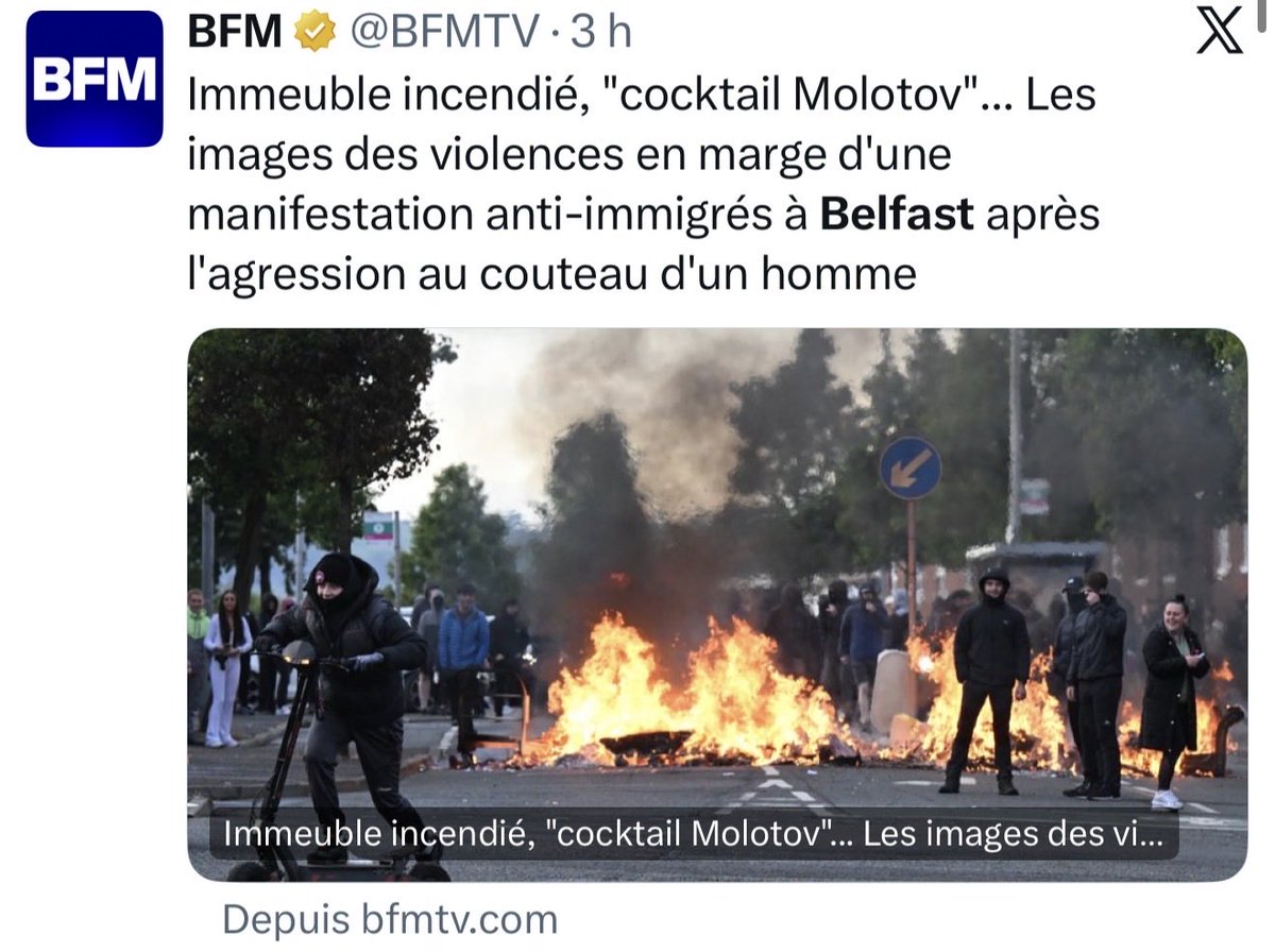 grm_off's tweet photo. Vos médias vous mentent sur ça, ils vous mentent sur tout.

Un migrant Soudanais, demandeur d’asile arrivé au Royaume-Uni en 2023, attaque sauvagement un homme d’une quarantaine d’années dans la rue avec un couteau de cuisine. 

La vidéo, diffusée massivement sur les réseaux, montre l’agresseur immobilisant sa victime et la frappant à répétition au cou, à la tête et au visage. Plusieurs témoins parlent explicitement de tentative de décapitation et de crevage des yeux. 

Comment les médias traditionnels relatent-ils ces faits ?

« Tentative de meurtre », « attaque au couteau », « agression au couteau », « une attaque à Belfast »...

Quelques lignes sur la gravité des blessures, puis le récit bascule immédiatement sur les manifestations violentes qui ont suivi : voitures et bus incendiés, maisons visées, heurts avec la police. Les titres et les commentaires insistent sur la « violence raciste », les « émeutes anti-immigrés », les « éléments d’extrême droite » qui « exploitent la tragédie ». 

La nationalité et le statut migratoire de l’auteur passent souvent au second plan ou sont mentionnés comme un détail technique. Les détails les plus insoutenables (la tentative de décapitation, les yeux crevés) sont largement absents des gros titres et des premiers paragraphes.

C’est un choix narratif délibéré qui, en diluant la sauvagerie de l’acte et en recentrant aussitôt le récit sur la réaction populaire, ces médias accomplissent deux choses à la fois :

1) Ils protègent le récit dominant du multiculturalisme : un fait divers impliquant un migrant soudanais ne doit pas devenir un argument contre une politique migratoire qu’ils soutiennent idéologiquement.

2) Ils transforment la colère compréhensible d’une partie de la population en « menace d’extrême droite » qu’il faut condamner en priorité.

Le mécanisme est classique : quand l’auteur des faits ne correspond pas au profil attendu par l’idéologie dominante, on minimise les détails concrets et on grossit la réaction. 

Ce qui s’est passé à Belfast est un révélateur. Si des médias de référence sont capables de masquer ou de relativiser une scène de violence abjecte survenue dans un pays étranger - alors que la vidéo primaire circule librement et que les faits judiciaires sont publics -, quelle marge de manœuvre s’accordent-ils quand il s’agit de sujets sensibles dans leur propre pays ?

En France, sur les questions d’immigration, de délinquance, d’intégration ou de terrorisme islamiste, le même logiciel opère depuis des années : euphémismes, omissions stratégiques, inversion des priorités, diabolisation de quiconque refuse le narratif officiel.

C’est de la propagande par le cadrage.