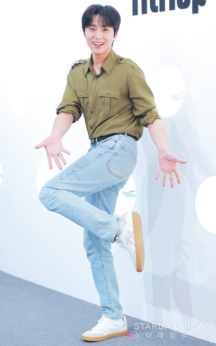 mrsjungchanwoo's tweet photo. the way YoungK posed is really on another level😂 https://t.co/AYxQwhuIkI
