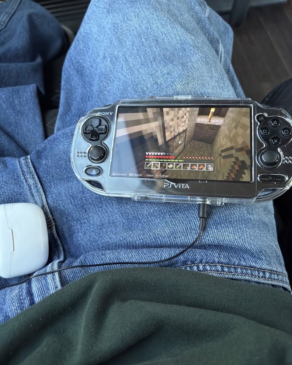 nostalgia_'s tweet photo. art of the PSP and PS Vita https://t.co/fGj4RW6i5f