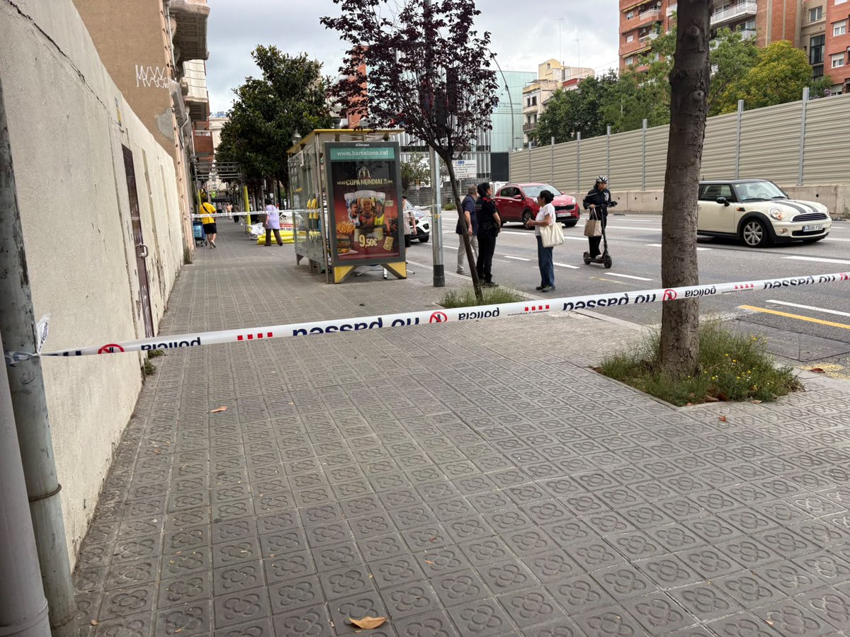 ramossalvat's tweet photo. 🔴📷 Aquí ha aparegut l'arma que, suposadament, s'ha fet servir en el tiroteig del carrer de Balmes. @Mossos a lloc. El pistoler, pantalons curts i samarreta màniga curta, s'ha pogut escapar. La policia en té la foto. @elcasocat https://t.co/NBwSQlZc4T