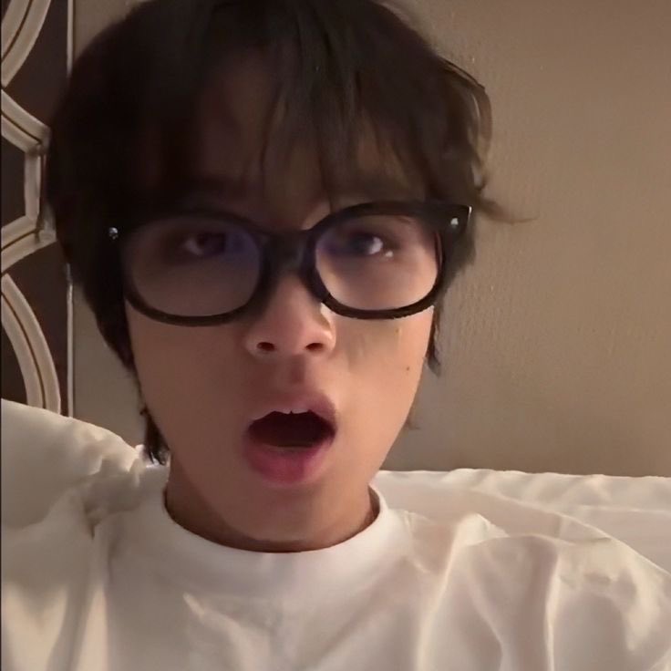 HCbodyguard's tweet photo. need haechan to bring back his nerdy glasses https://t.co/AD0AdfoZqb