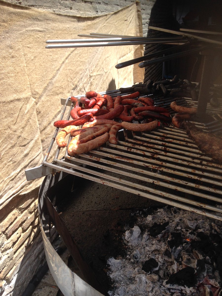 HorecaRestauran's tweet photo. @ZgzGastronomica @zaragoza_es @telovasacomer @ppaytozaragoza @zaragozapsoe @zaragozaencomun @VoxZaragoza @iuzaragoza @gastroaragon @HeraldoGastro @heraldoes @ZCultura @aragonradio @aragontv @ABC_Aragon @gastronomia_zgz @seralgalvez @Empresarioszgz @cepymezaragoza @Arturo_Gaston @periodicoaragon @CopeZaragoza @redaragon @soydearagon @enjoyzaragoza @akizgz @sitioparapostre @OidoCocinaRadio @ZGZDenuncia @ecoszaragoza @ConsumoAragon @hoy_aragon @aragondigital @aragonEAT @ep_aragon @CEHEhosteleria @zaragenda @jlsolanilla @RTVEaragon @AragonCocineros @MaitresAragon @CEOEAragon @cepymearagon @ZaragozaTurismo @aragonturismo @AIAA2 @aragonalimentos @salud_aragon 👇Y TÚ❓❓

🥩🔥⛪️  ¿ PONDRÍAS UNA BARBACOA AL LADO DE LA CATEDRAL❓❓
😳😳😳😳😳😳😳😳😳😳😳😳

A @ZCultura y a @zaragoza_es
les debe parece un lugar estupendo,  pues #desde2009 ,en el #mercadomedieval, colocan la BARBACOA junto a la CATEDRAL
(😰al menos, ya no la ponen pegada) https://t.co/s2oIaki4FB